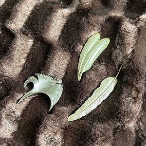 Vintage Brooches. Lot of three.